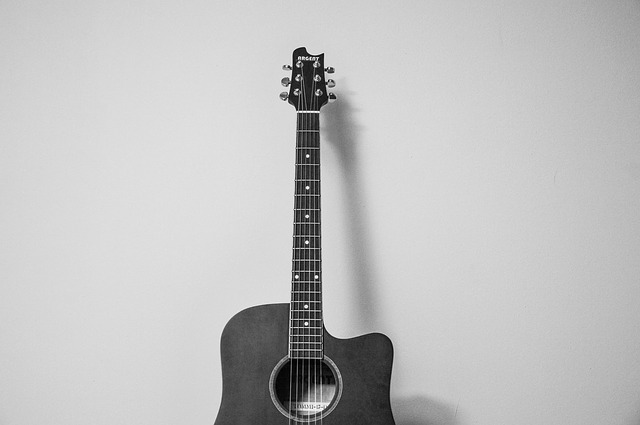 En gitarr mot väggen